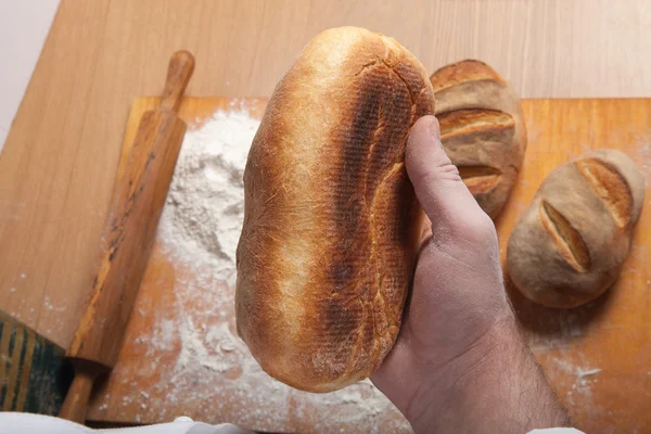 O processo de fazer pão caseiro por mãos masculinas — Fotografia de Stock