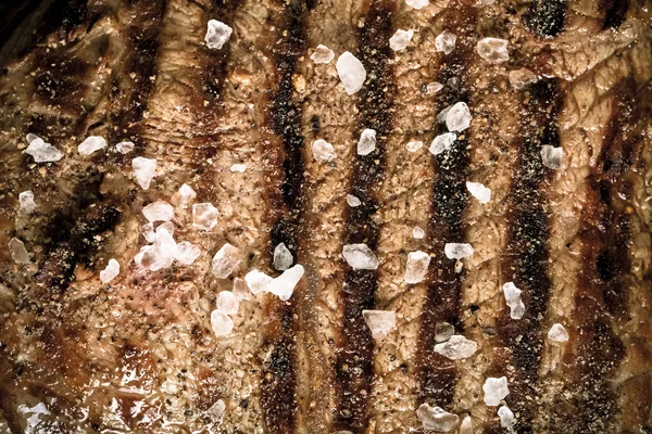 Gran pedazo de carne fresca de res preparada en una sartén. Tonificado —  Fotos de Stock