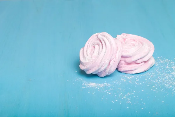 Φρέσκο Ροζέ σπιτικό Ζέφυρος - marshmallow σε μπλε ξύλινο τραπέζι. T — Φωτογραφία Αρχείου