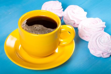 Taze pembe ev yapımı zephyr - hatmi ve kahve bl üzerinde