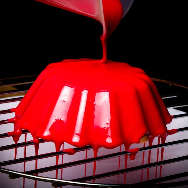 Bolo de mousse vermelho com bagas. Tonificado — Fotografia de Stock