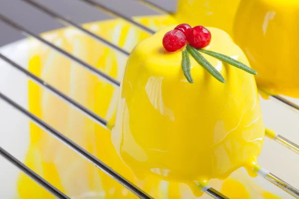 Bolo de mousse amarelo com bagas. Profundidade de campo rasa — Fotografia de Stock