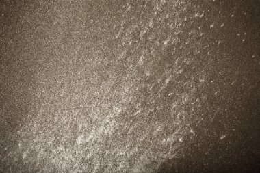 Koyu arka plan üzerine dökülüp un. Tonda