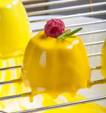 Sarı mousse kek çilek ile. Sığ derinlik-in tarla