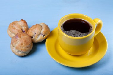 Taze ev yapımı profiterol ve kahve mavi ahşap sekmesinde