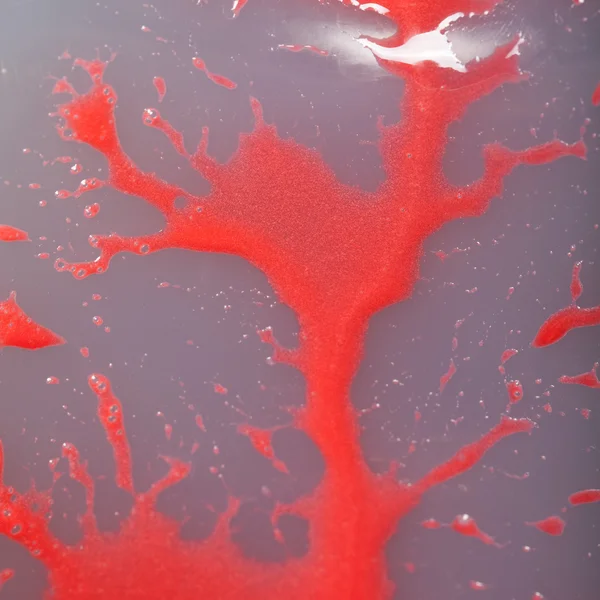 추상적인 표면에 붉은 미러 유약의 얼룩 — 스톡 사진