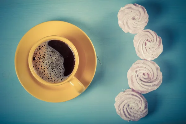 Zephyr caseiro rosa fresco - marshmallow e xícara de café em bl — Fotografia de Stock