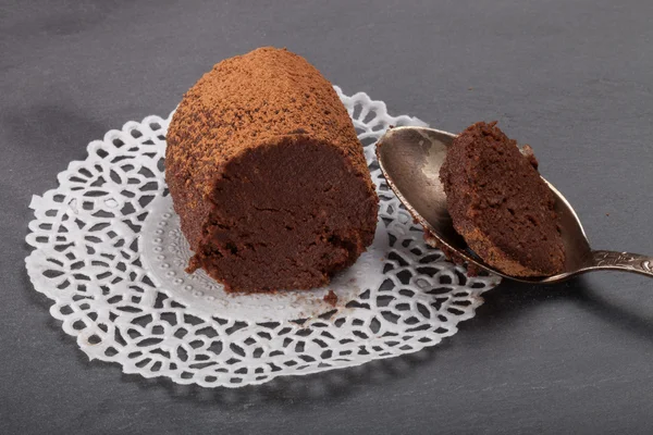 Taze ev yapımı çikolatalı kek "Kartoshka" üzerinde oyma kağıt subs — Stok fotoğraf