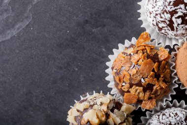 Farklı tür bir dekor kağıdı su üzerinde yuvarlak ev yapımı çikolata