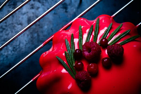 Červený mousse dort s ovocem. Mělké hloubky ostrosti. Selektivní — Stock fotografie