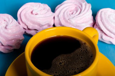 Taze pembe ev yapımı zephyr - hatmi ve kahve bl üzerinde