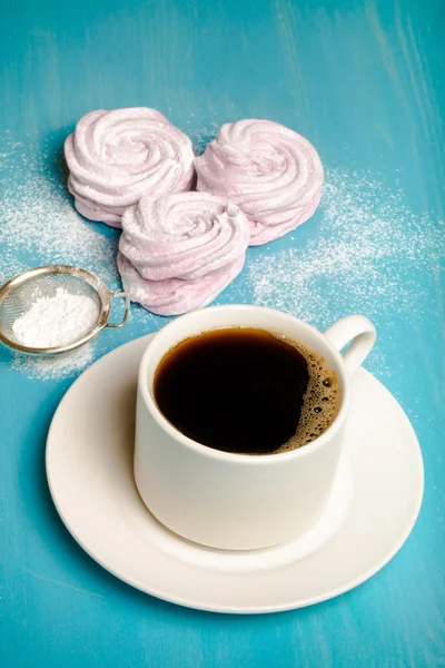 Zephyr fresco rosa casero - malvavisco y taza de té blanco en — Foto de Stock