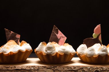 Tartlets beyaz krema ve çikolata karanlık b gemide ile