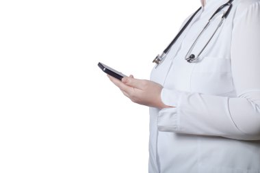 Bir kadın bir beyaz üniforma robe onu elektronik cihaz ile ha