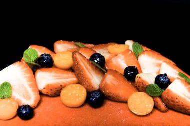 Parlak Mus kek üzerine birçok taze çilek. Tonda