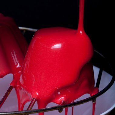 Kırmızı mousse kek çilek ile. Sığ derinlik-in tarla. Seçici 