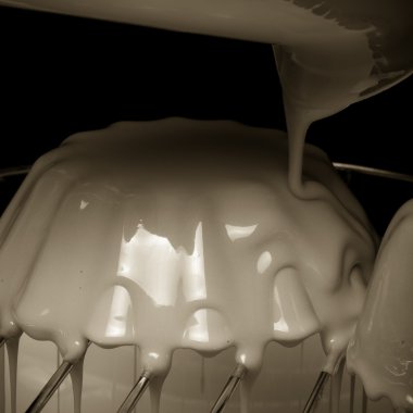 Kırmızı mousse kek çilek ile. Sığ derinlik-in tarla. Seçici 