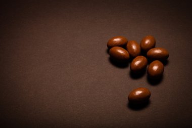 Siyah masada küçük çikolata yumurta. Tonda