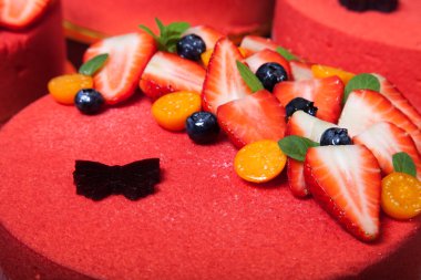 Parlak Mus kek üzerine birçok taze çilek. Seçici odak. Eder