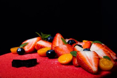 Parlak Mus kek üzerine birçok taze çilek. Seçici odak. Eder