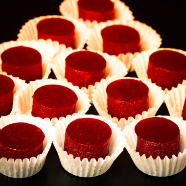 Berry jöleli şeker siyah masada. Tonda