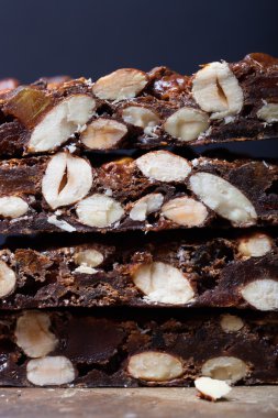 Geleneksel İtalyan Noel Panforte karanlık adam üzerinde tatlı