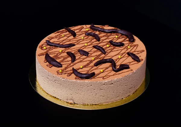 Čokoládový dort na černém pozadí. Selektivní zaměření — Stock fotografie