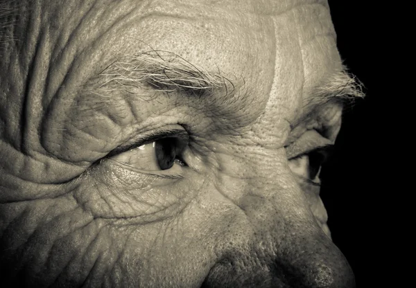 Retrato de anciana sobre fondo oscuro. Tonificado — Foto de Stock