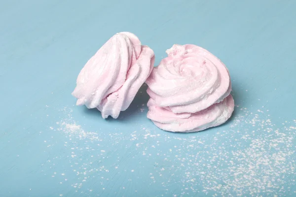 Φρέσκο Ροζέ σπιτικό Ζέφυρος - marshmallow σε μπλε ξύλινο τραπέζι — Φωτογραφία Αρχείου
