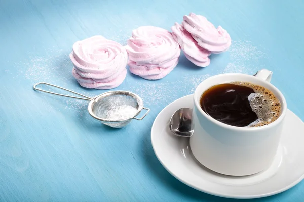 Fresh pink homemade zephyr - marshmallow and white cup of tea on — Stock Photo, Image