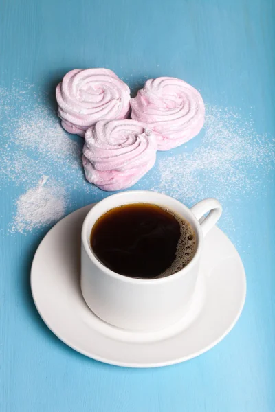 Fresh pink homemade zephyr - marshmallow and white cup of tea on — Stock Photo, Image