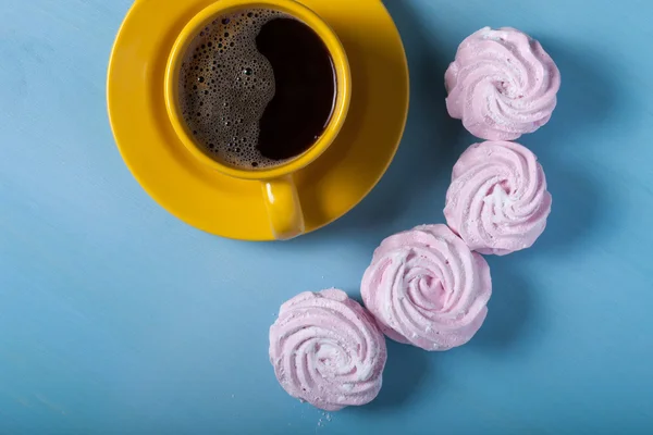 Fresh pink homemade zephyr - marshmallow and cup of coffee on bl — Stock Photo, Image