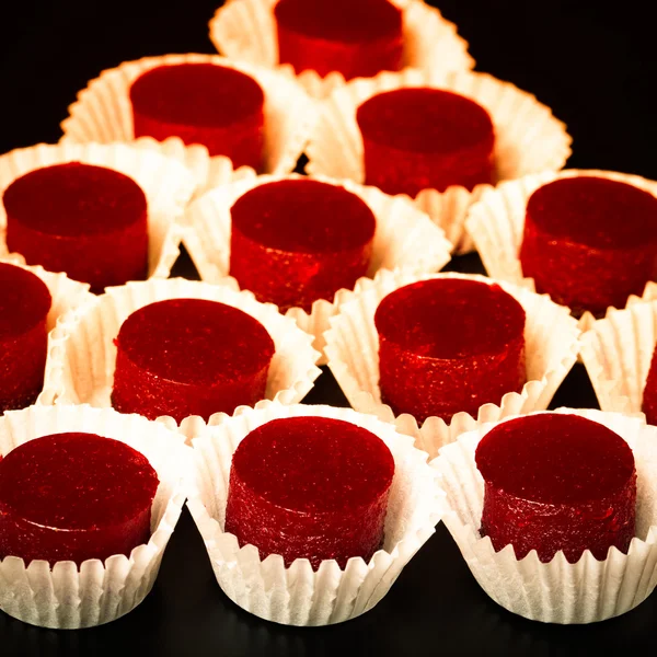 Berry jöleli şeker siyah masada. Tonda