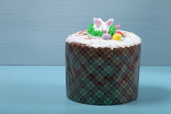 Pastel de Pascua sobre fondo azul — Foto de Stock