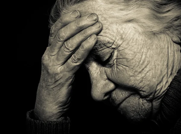 Retrato de anciana sobre fondo oscuro. Tonificado — Foto de Stock