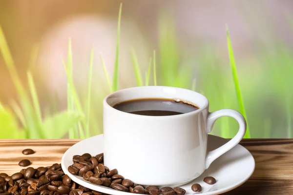 Kawa i kawa w białe filiżanka na drewnianym stole naprzeciwko — Zdjęcie stockowe