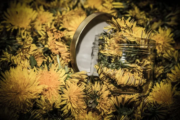 Vaso di vetro su sfondo naturale di denti di leone gialli. Superficie ridotta — Foto Stock