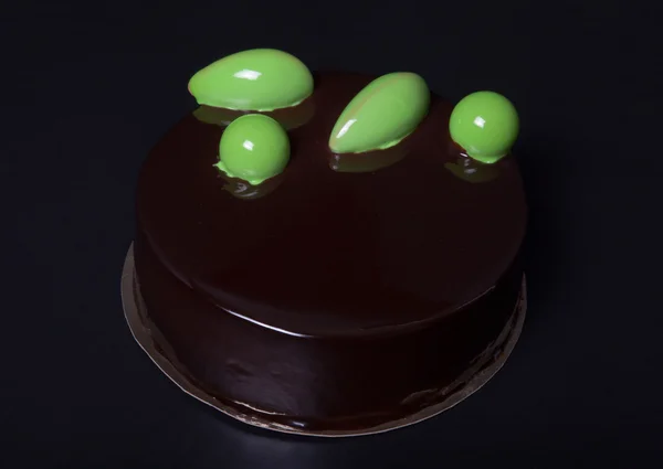 Domácí čokoládový dort na černém pozadí — Stock fotografie