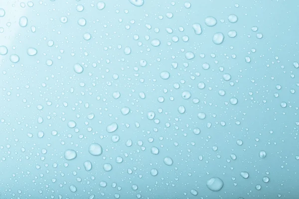 Wassertropfen auf einem farbigen Hintergrund. blau. Flache Tiefe des fie — Stockfoto