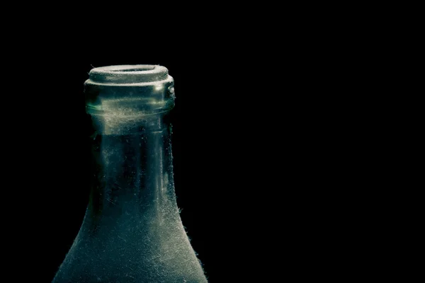 Ancienne bouteille de poussière sur fond sombre. Concentration sélective. Peu profonde — Photo