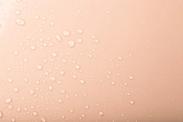 Druppels van het water op een achtergrond in kleur. roze. ondiepe scherptediepte fie — Stockfoto