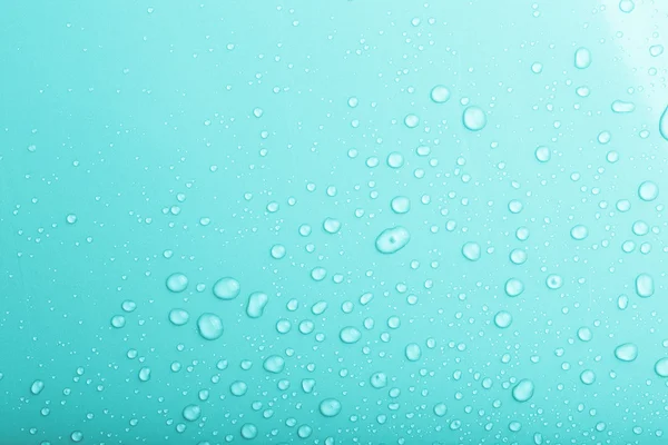 Gotas de agua sobre un fondo de color. Azul. Profundidad superficial de fie — Foto de Stock