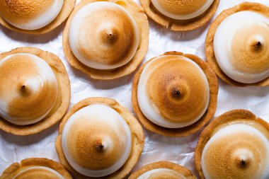 Tartlets beyaz krema ve Limon Lor