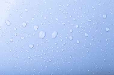 Bir renk arka plan üzerinde Su damlacıkları. Mavi. Sığ derinliği bes