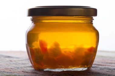 Parlak sarı reçel - karahindiba çiçek tatlım. Seçici odak. Sha