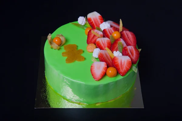 明るいムースケーキに多くの新鮮な果実 — ストック写真