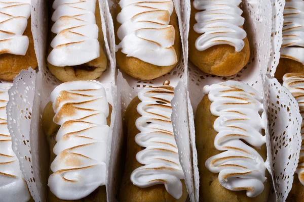 Fresco caseiro eclairs branco creme e chocolate enchimento em um da — Fotografia de Stock