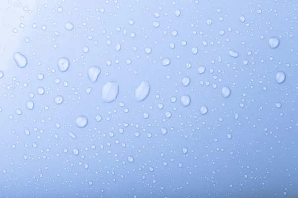 Bir renk arka plan üzerinde Su damlacıkları. Mavi. Sığ derinliği bes