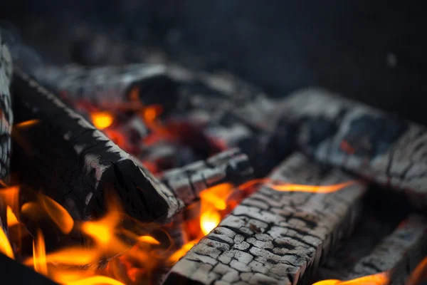 Carbón caliente de una hoguera. Desenfocado — Foto de Stock