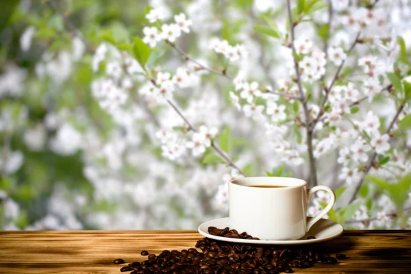 Kawa i kawa w białe filiżanka na drewnianym stole naprzeciwko — Zdjęcie stockowe